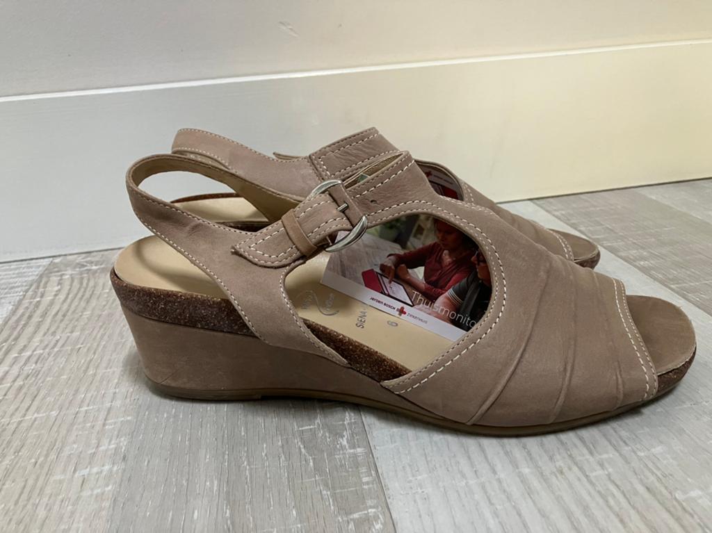 Hassia beige leren sandalen maat 6H izgst, Beige, Zo goed als nieuw, Sandalen of Muiltjes, Ophalen of Verzenden