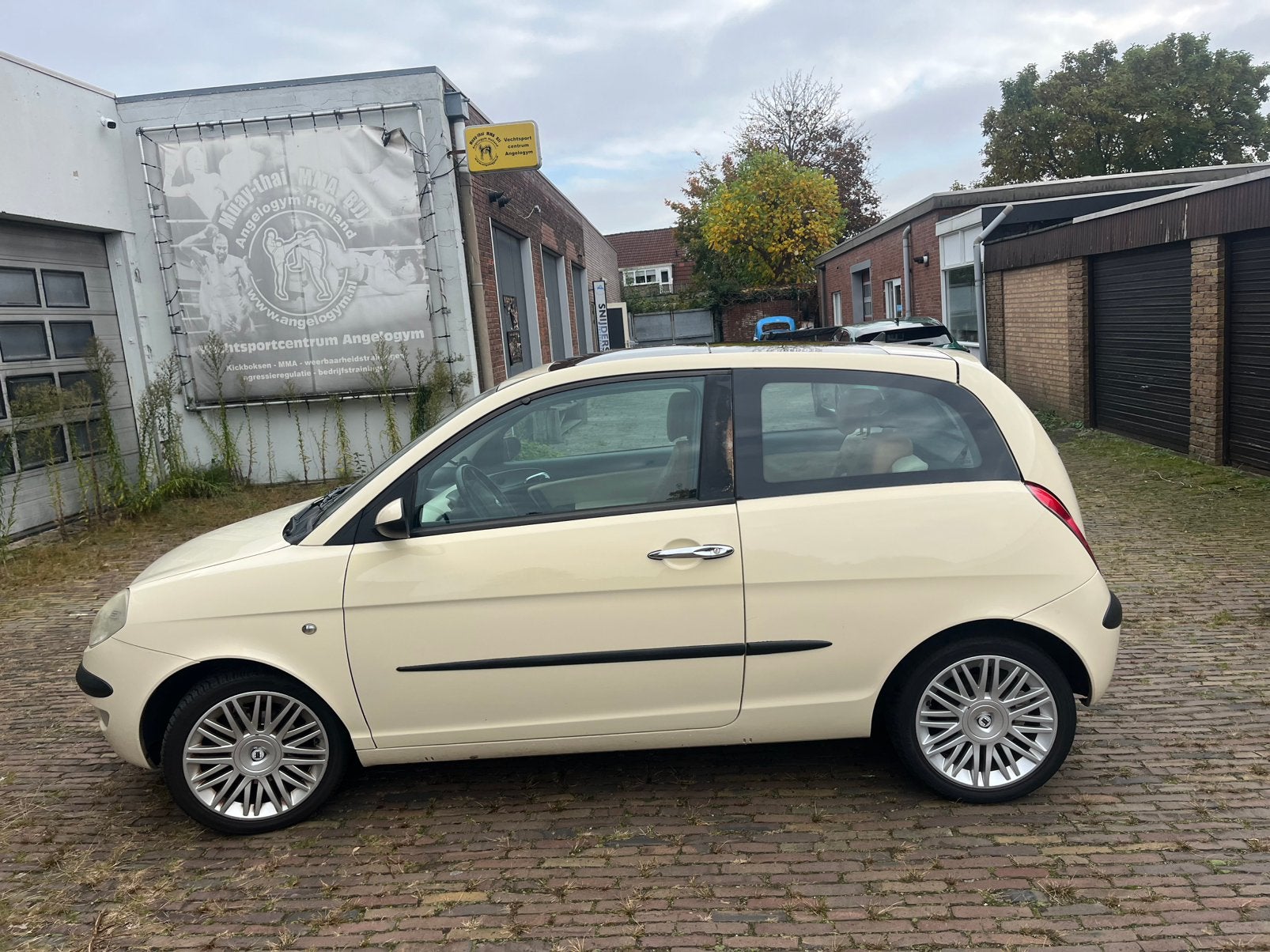 Lancia Ypsilon 1.4 16V 2006 Wit, Auto's, Voorwielaandrijving, 15 km/l, 40 €/maand, 400 kg