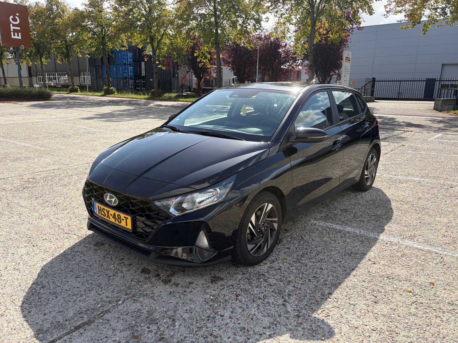 Hyundai i20 1.0 T-GDI 100PK 2023 Zwart, Auto's, Voorwielaandrijving, 450 kg, Handgeschakeld, 19 km/l