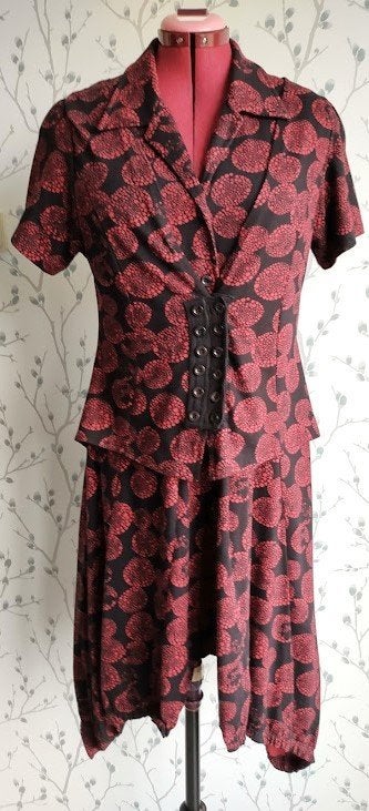 RIMINI Ongevoerd en Apart Zwart/ Rood Jurkje Maat 4 = 44/46, Kleding | Dames, Overige kleuren, Rimini, Maat 42/44 (L), Ophalen of Verzenden