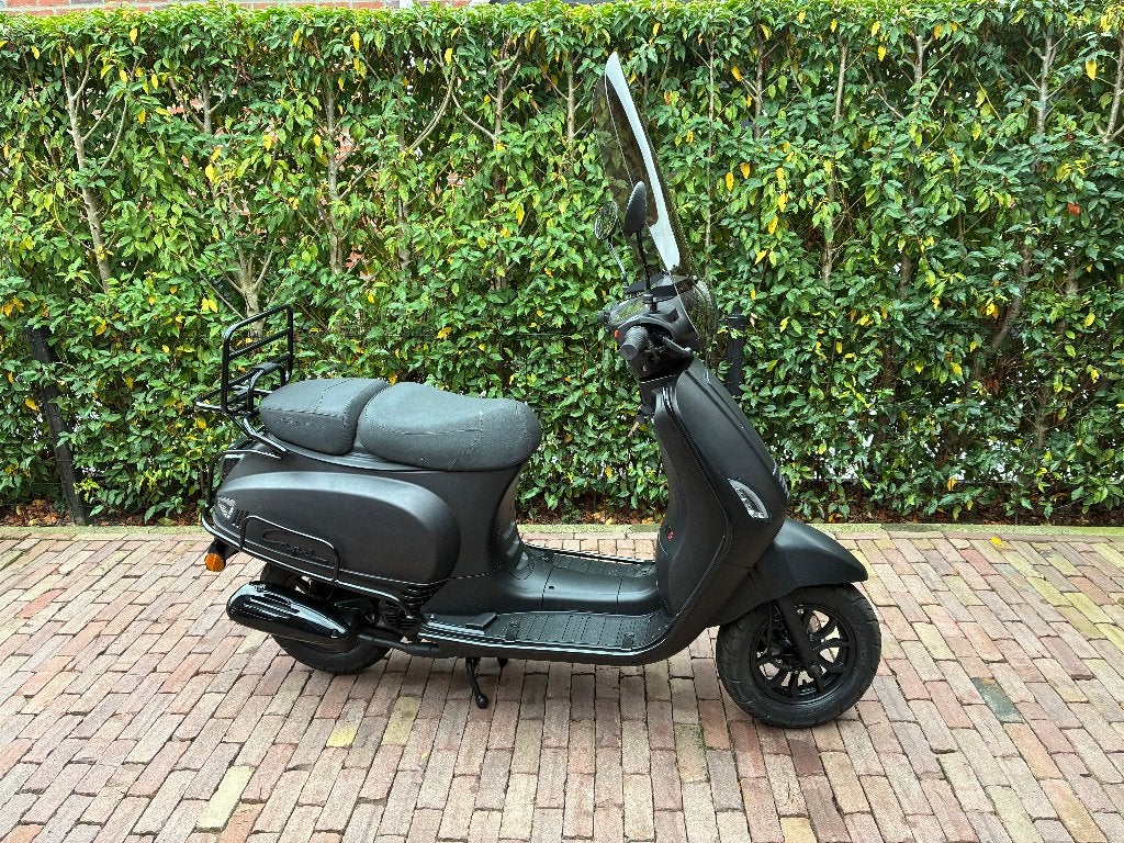 Scooter Capri Santini Zwart.Bj 2022 Km7600 Zwart  Izgst €675, Maximaal 45 km/u, Zo goed als nieuw, GTS, Benzine