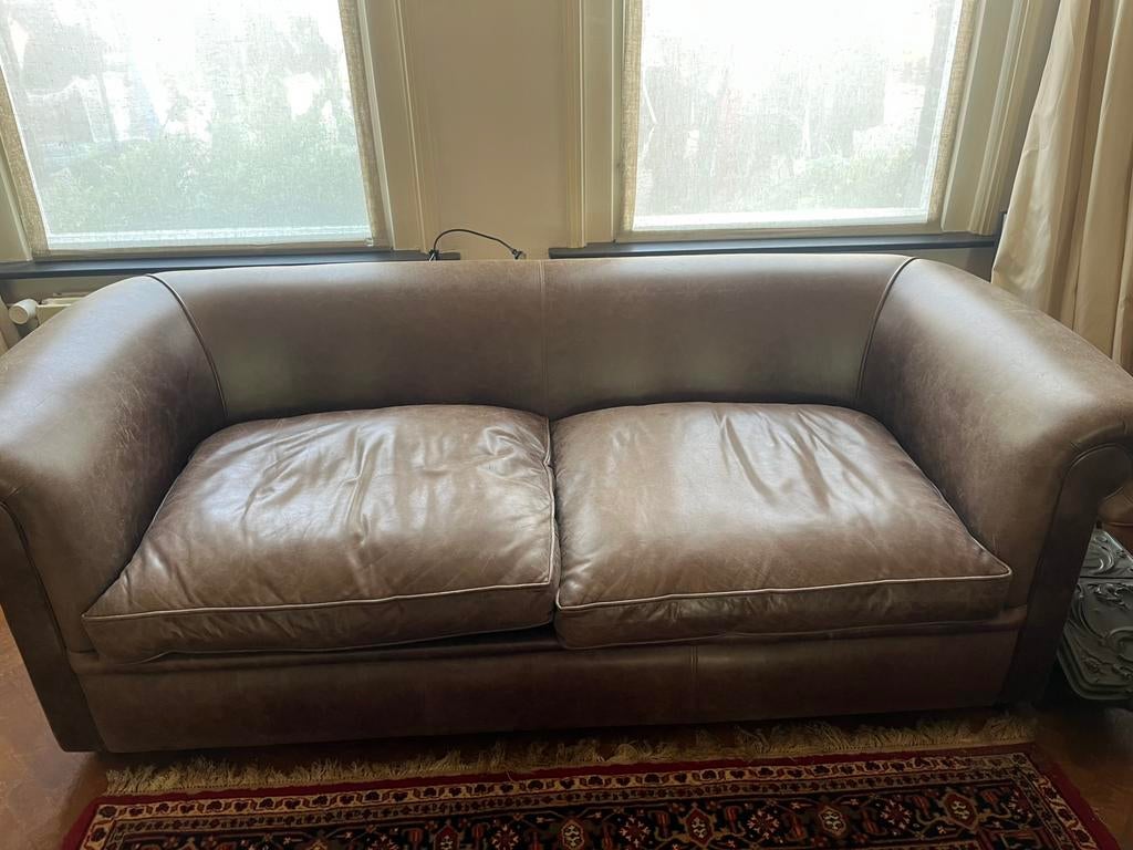Gladde chesterfield tweezits bank, Huis en Inrichting, Banken | Bankstellen, Ophalen, Gebruikt, 150 tot 200 cm, Tweepersoons