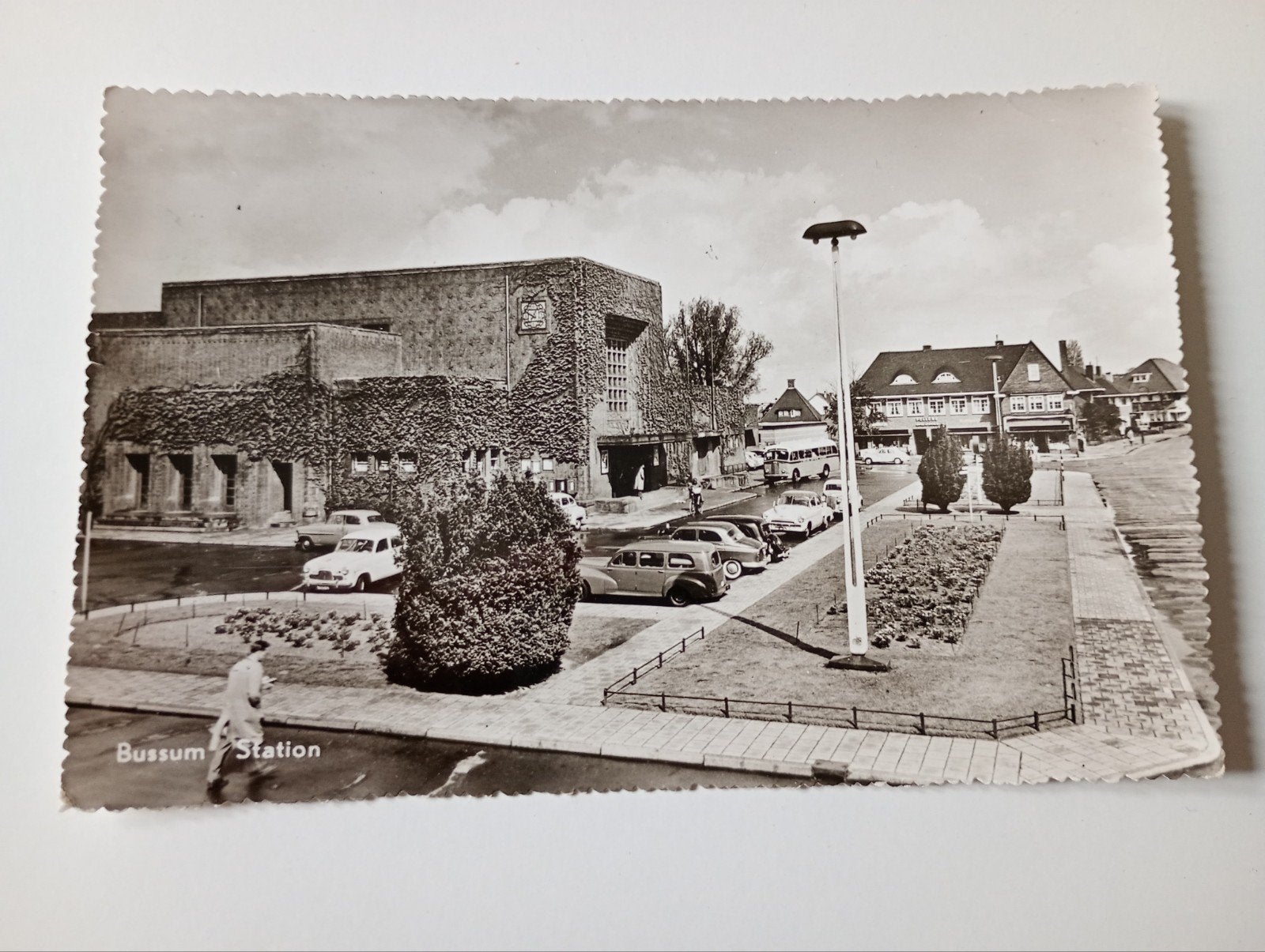 Bussum Station met Auto's 1960, Ophalen of Verzenden, 1940 tot 1960, Gelopen, Noord-Holland