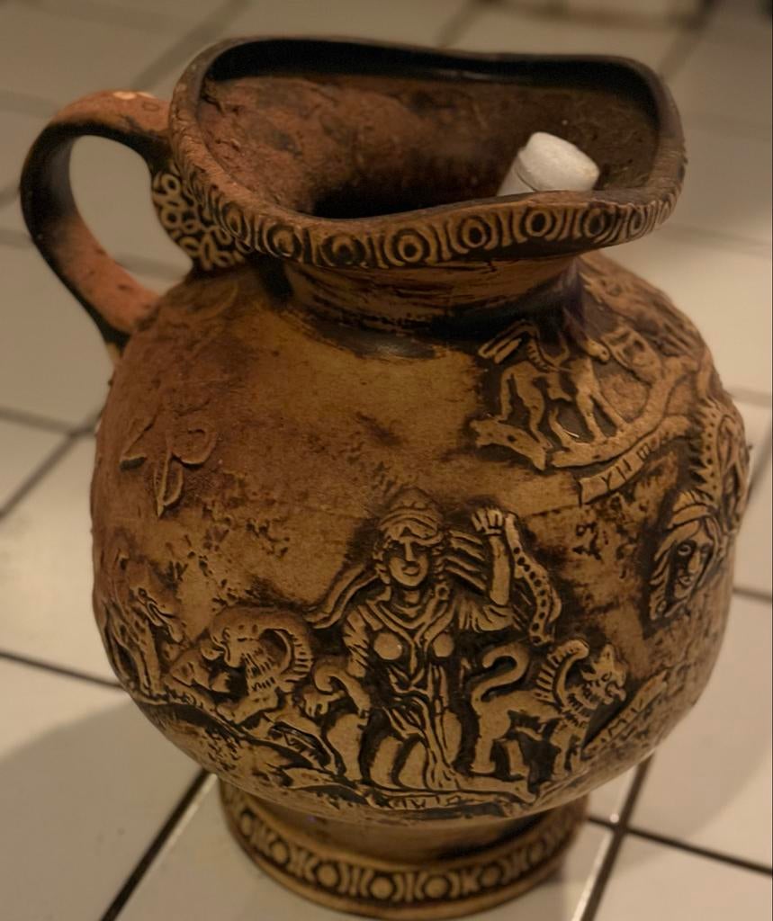 Decoratieve kruik met reliëf van mythologische figuren, Ophalen