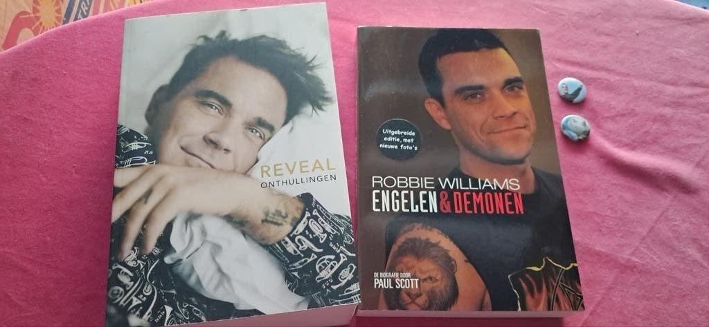 2x Robbie Williams Boeken & Buttons - Collectors Item, Ophalen of Verzenden