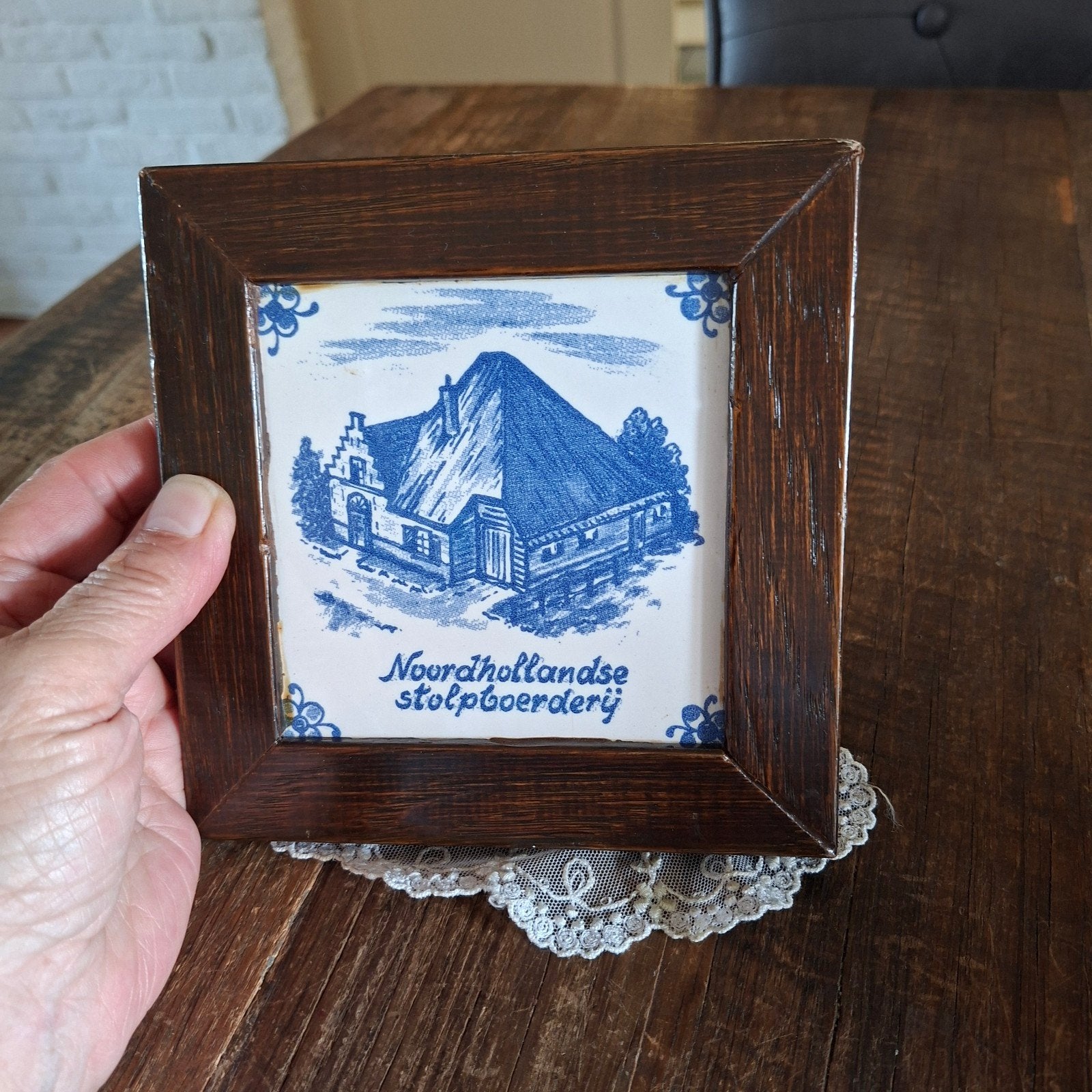 Tegel  met Noord-Hollands Stolpboerderij  Houten Lijst 14 cm, Ophalen of Verzenden