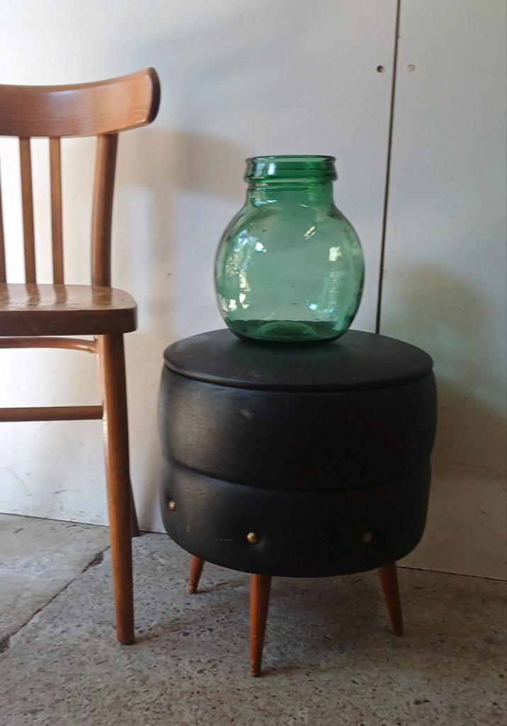 Vintage jaren 60 poefje schuine pootjes met opbergruimte, Ophalen of Verzenden, Rond, Minder dan 50 cm, Minder dan 50 cm