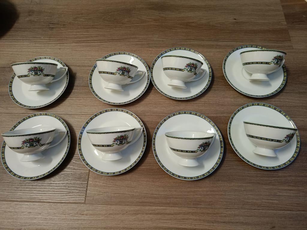 Set van 8 porseleinen kop en schotels, Ophalen of Verzenden, Zo goed als nieuw, Overige stijlen, Kop(pen) en/of Schotel(s)