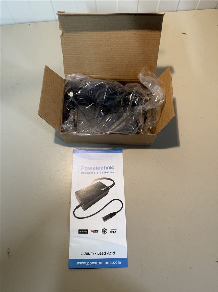 12V autolader - 42V 1,5A uitgang voor XLR 3-pins 36V accu, Ophalen of Verzenden, Nieuw