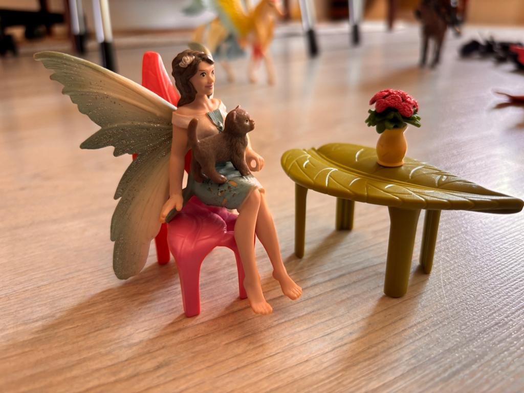Schleich Elfje met kat en tafel - Bayala, Ophalen of Verzenden, Zo goed als nieuw