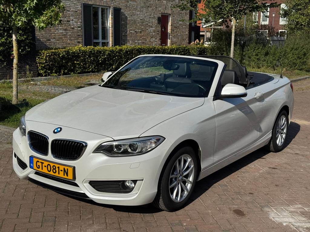 BMW 2-Serie 1.5 218IA 100KW Cabrio Aut8 2015 Wit, Auto's, BMW, Automaat, Cabriolet, 4 stoelen, Wit