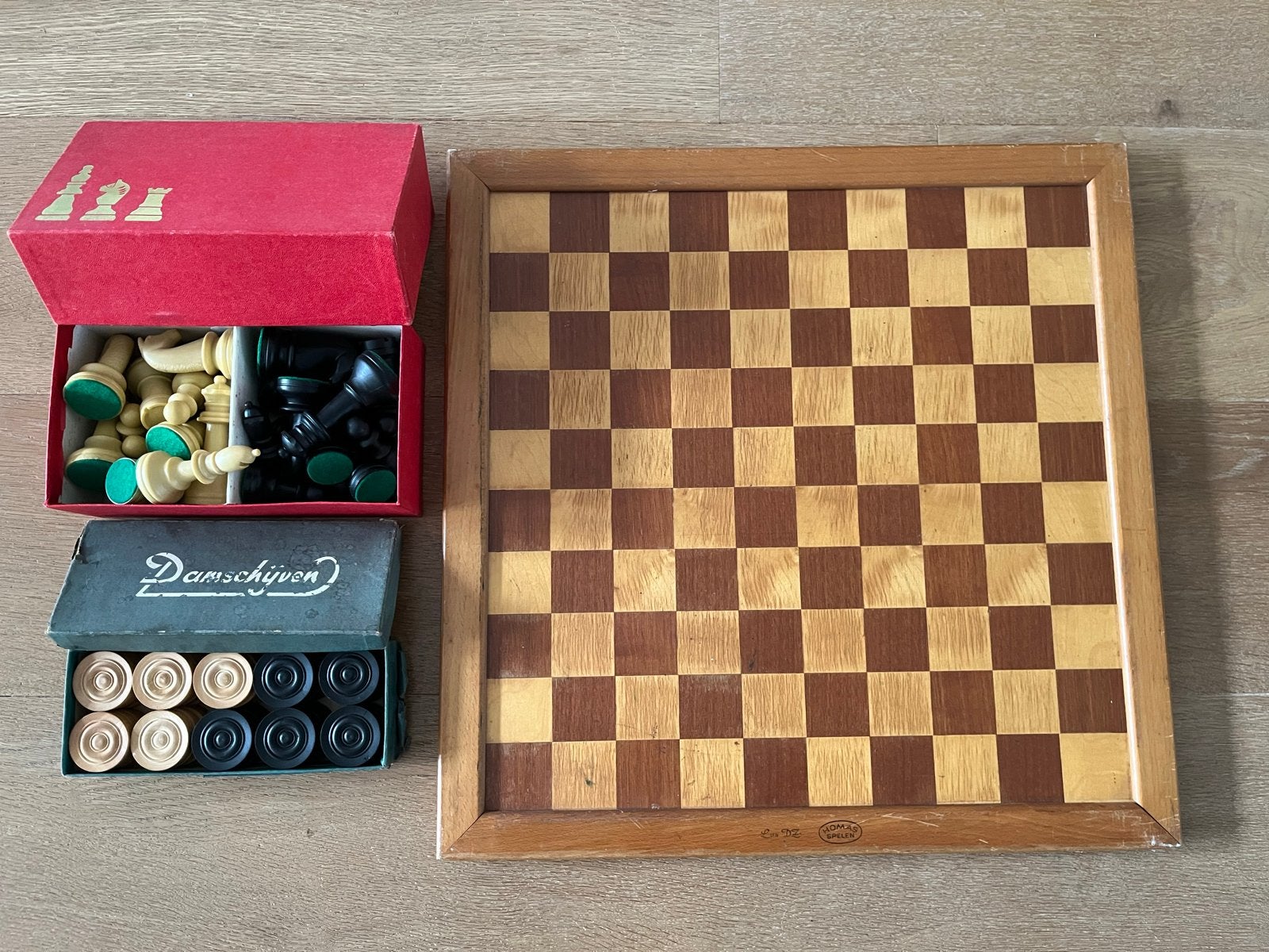 Houten schaak- en dambord met stukken - Homas Spelen, Een of twee spelers, Ophalen of Verzenden, Gebruikt