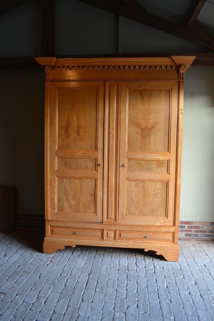 Prachtige grote strakke antieke essen houten kast.