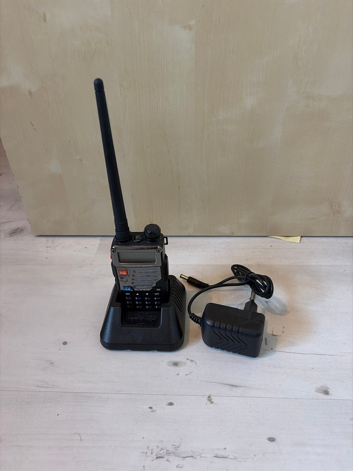 Baofeng UV-5R Portofoon met Oplader, Ophalen of Verzenden, Gebruikt, 2 to 5 km, Portofoon of Walkie-talkie