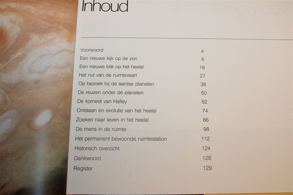 De Mens in de Kosmos — Chriet Titulaer, Ruimteonderzoek, Ophalen of Verzenden, Gelezen, Natuurwetenschap