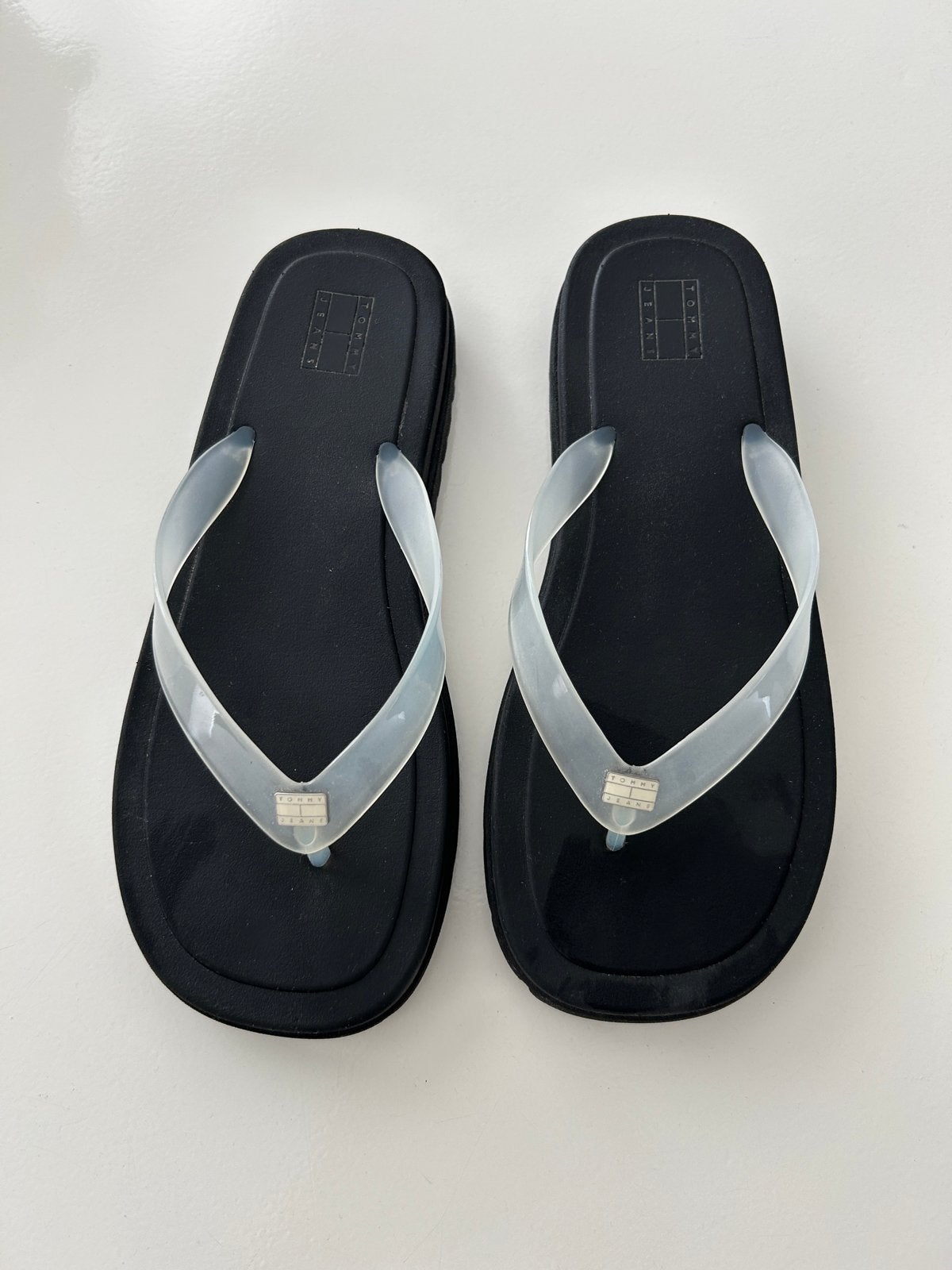 Tommy Hilfiger Dames Teenslippers Maat 41 Zwart/Transparant, Slippers, Zwart, Ophalen of Verzenden, Zo goed als nieuw