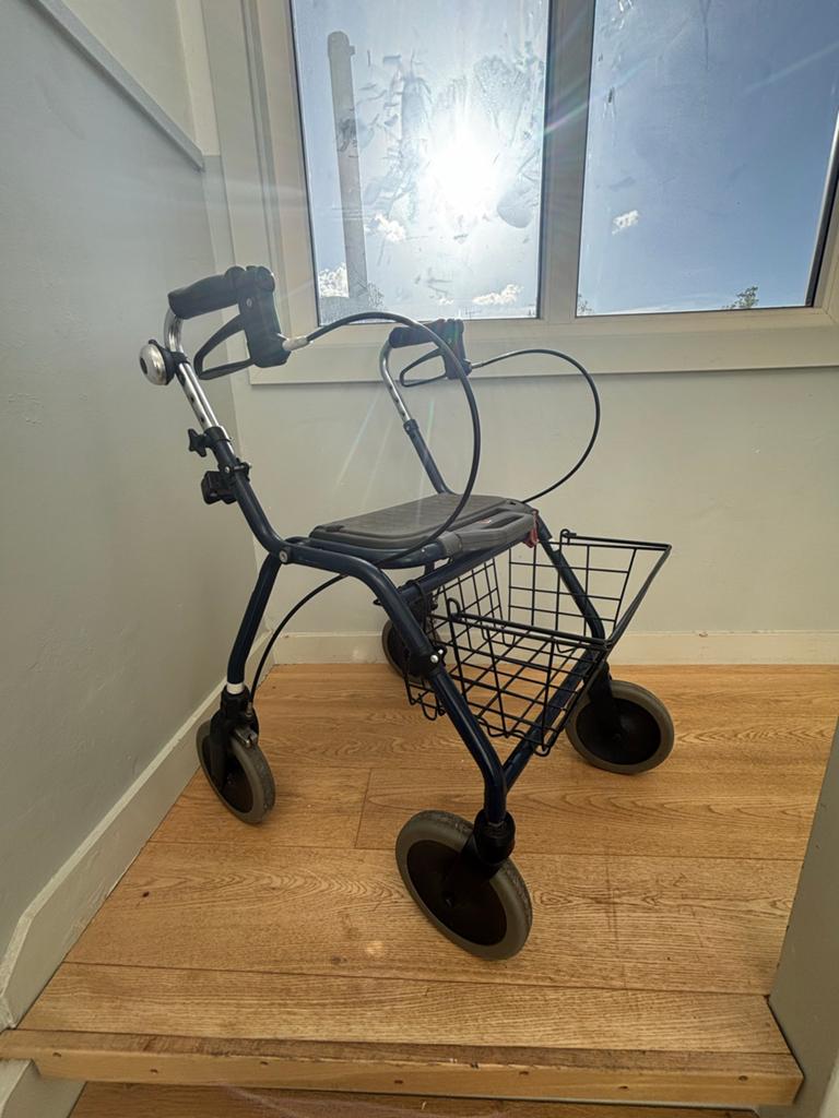Rollator met mandje, stokhouder & fietsbel, Ophalen, Zo goed als nieuw