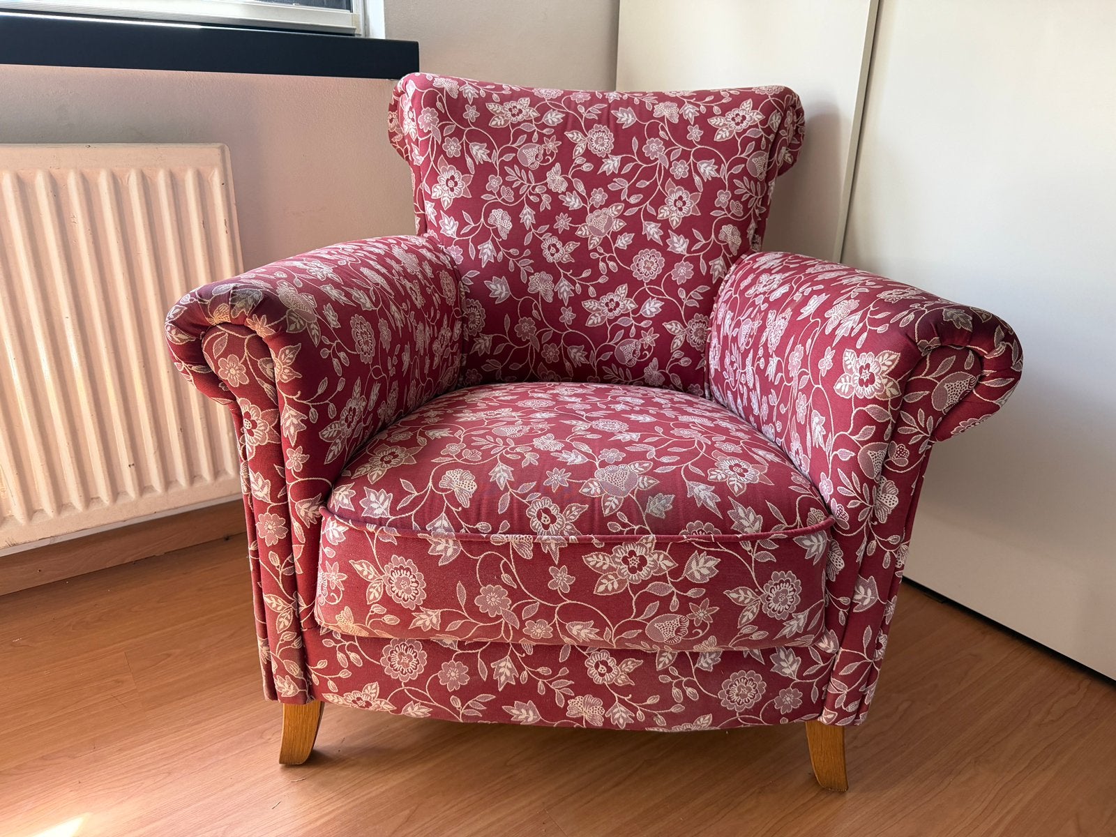 Oorfauteuil - donker rood met wit bloemen motief, Ophalen, 75 tot 100 cm, Zo goed als nieuw, Stof