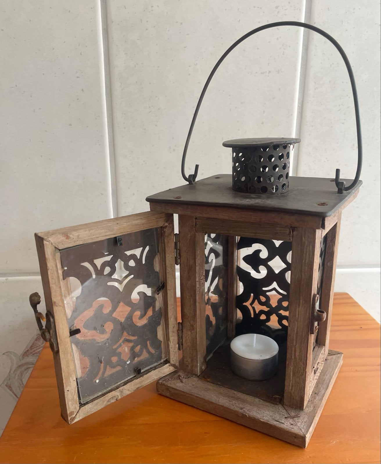 Decoratieve houten lantaarn met metalen details, Ophalen of Verzenden, Zo goed als nieuw, 20 cm, Hout