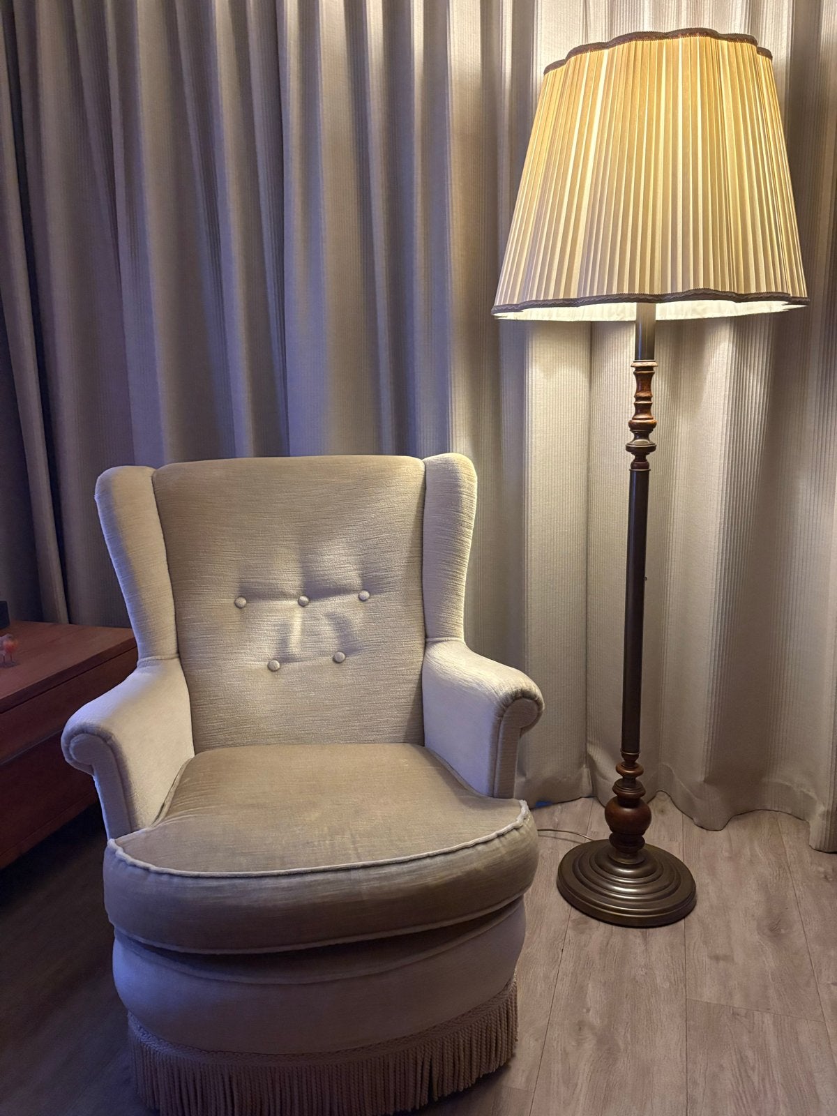 Vintage staande lamp met geplooide kap en fauteuil, Huis en Inrichting, Lampen | Vloerlampen, Ophalen, Gebruikt, E27 (groot), 150 tot 200 cm