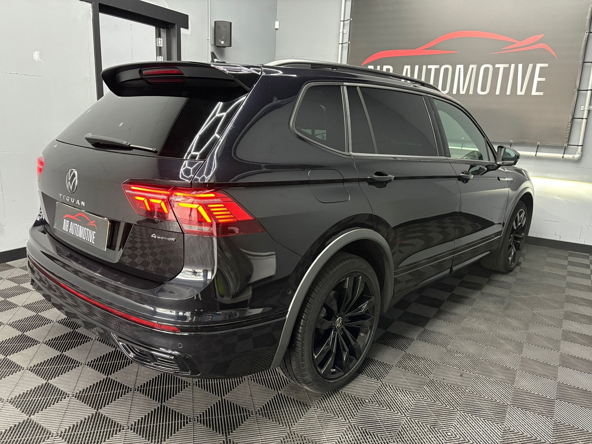 Volkswagen Tiguan Allspace 2.0 TSI 4M 3xR-line 7p. PANO IQ, Auto's, Automaat, Gebruikt, Zwart, Bedrijf