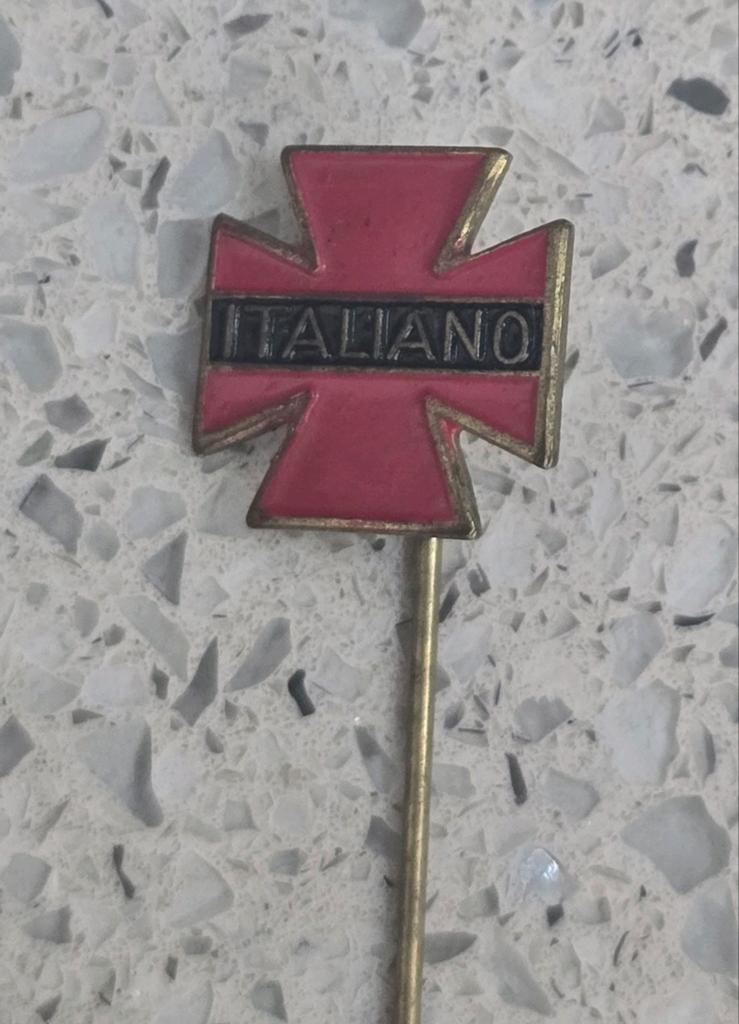Vintage Italiaans Speldje/Pin - Rood Kruis Design, Verzenden, Gebruikt, Stad of Land, Speldje of Pin