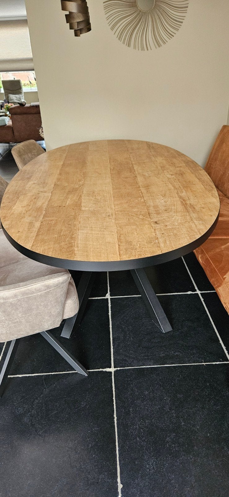 Ovale eettafel met zwart metalen spinpoot, 100 tot 150 cm, 200 cm of meer, Zo goed als nieuw, Vijf personen of meer