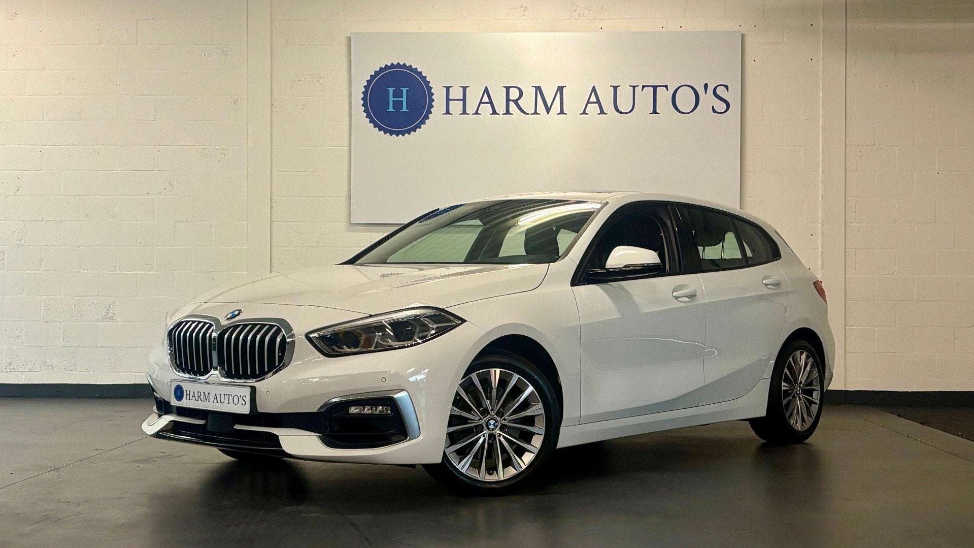 BMW 1-serie 118i Luxury Line 140pk Automaat / Pano / Navi /, Dealer onderhouden, Gebruikt, Adaptive Cruise Control, Wit