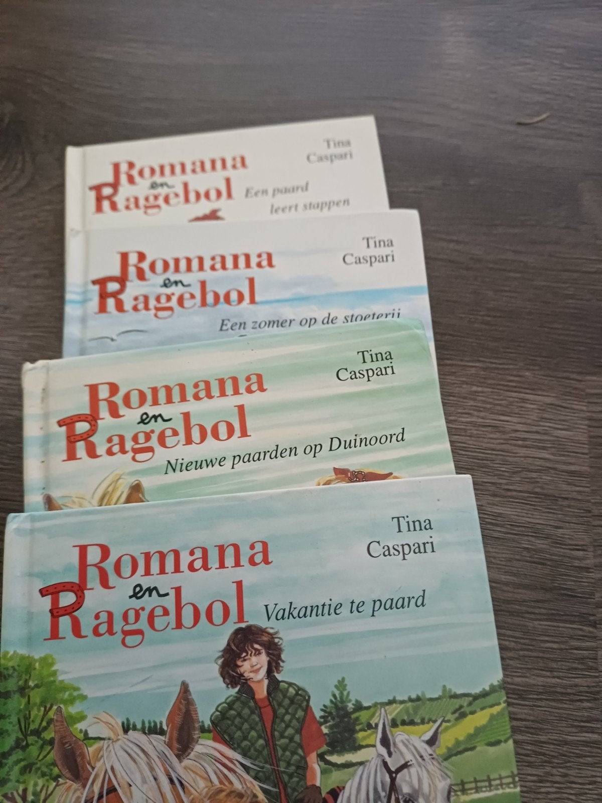 T. Caspari - Vakantie te paard, Boeken, Ophalen of Verzenden, Zo goed als nieuw, T. Caspari