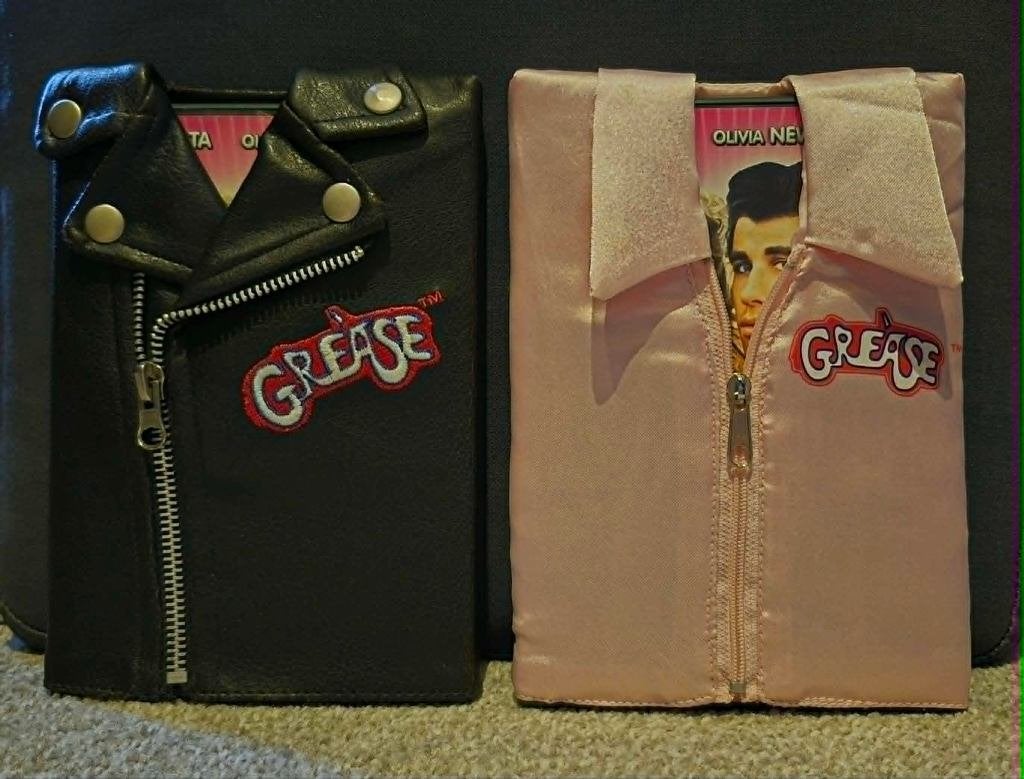 Grease - T-Birds & Pink Ladies Jasje Edities (1978), Cd's en Dvd's, Dvd's | Klassiekers, Zo goed als nieuw, Overige genres, 1960 tot 1980