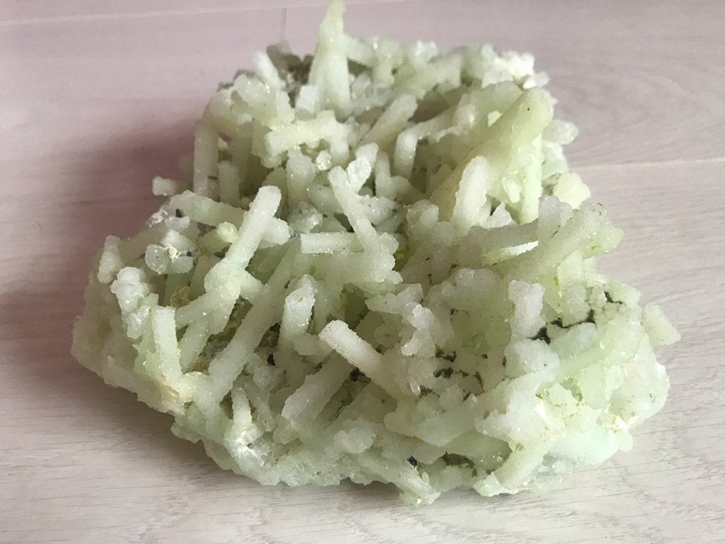Prehniet Top stuk mineraal cluster 20 x 12 x 8 cm, 1.9 kg, Ophalen of Verzenden, Mineraal