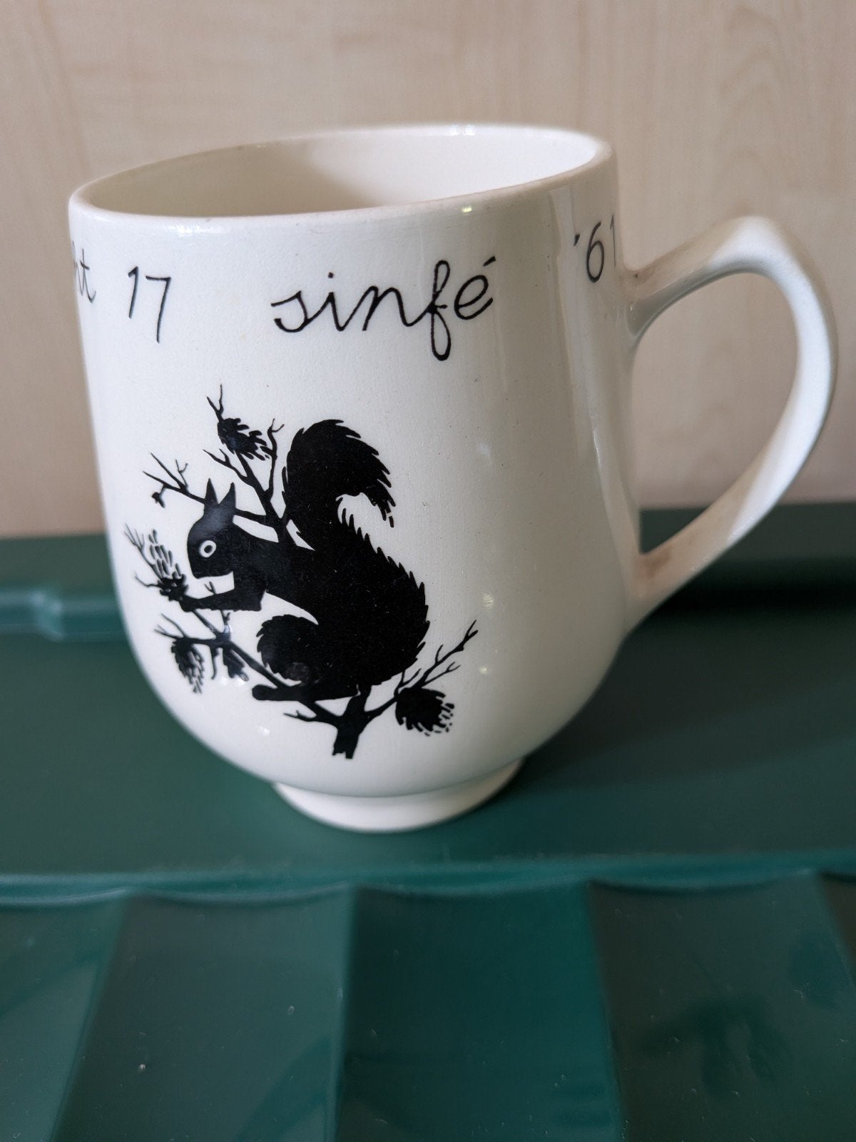 Vintage mok met eekhoorn en 'sinfé '61' opdruk, Ophalen of Verzenden