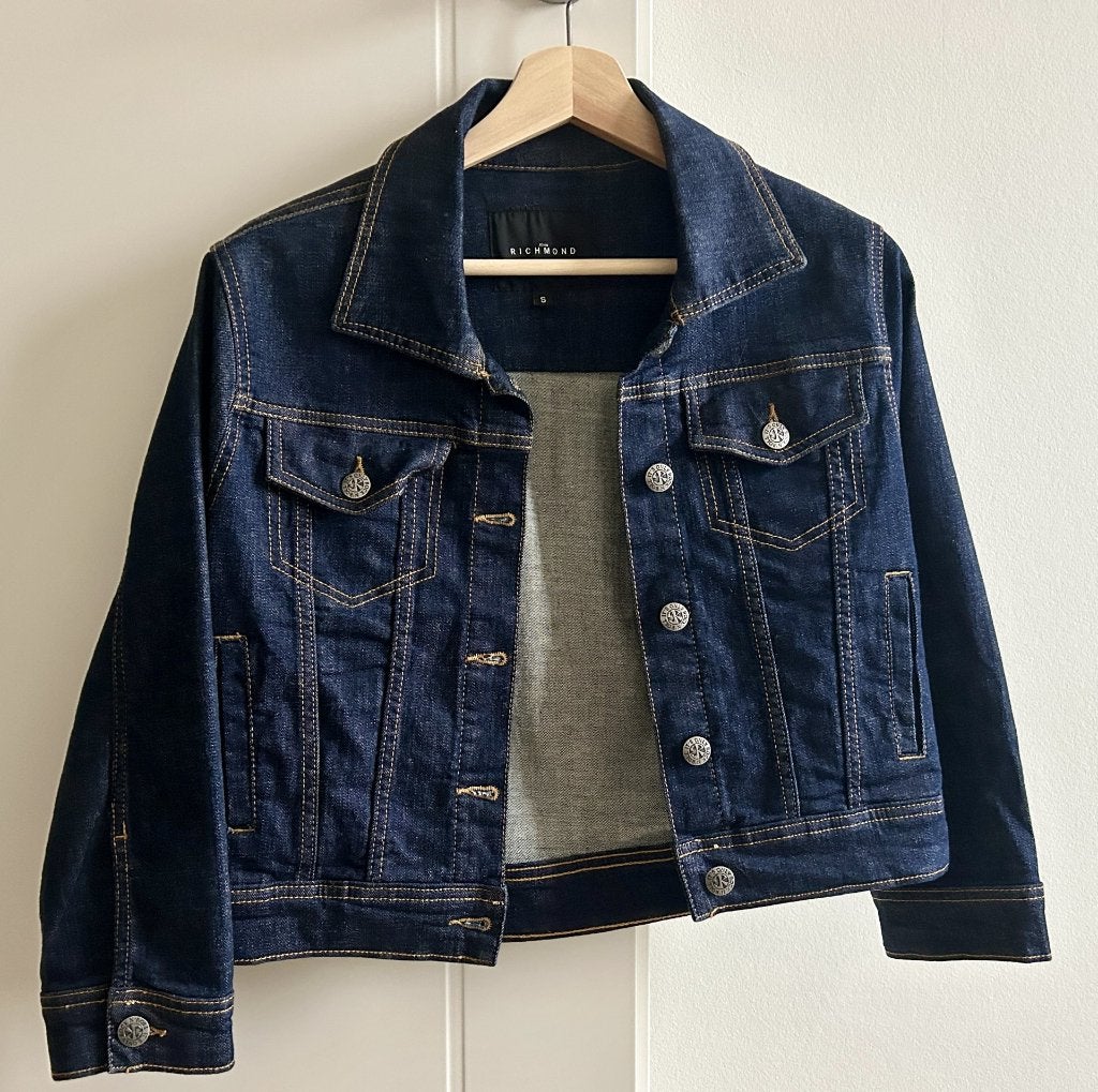 Blauwe dames spijkerjas van John Richmond, maat S (36), Kleding | Dames, John Richmond, Blauw, Ophalen of Verzenden, Zo goed als nieuw