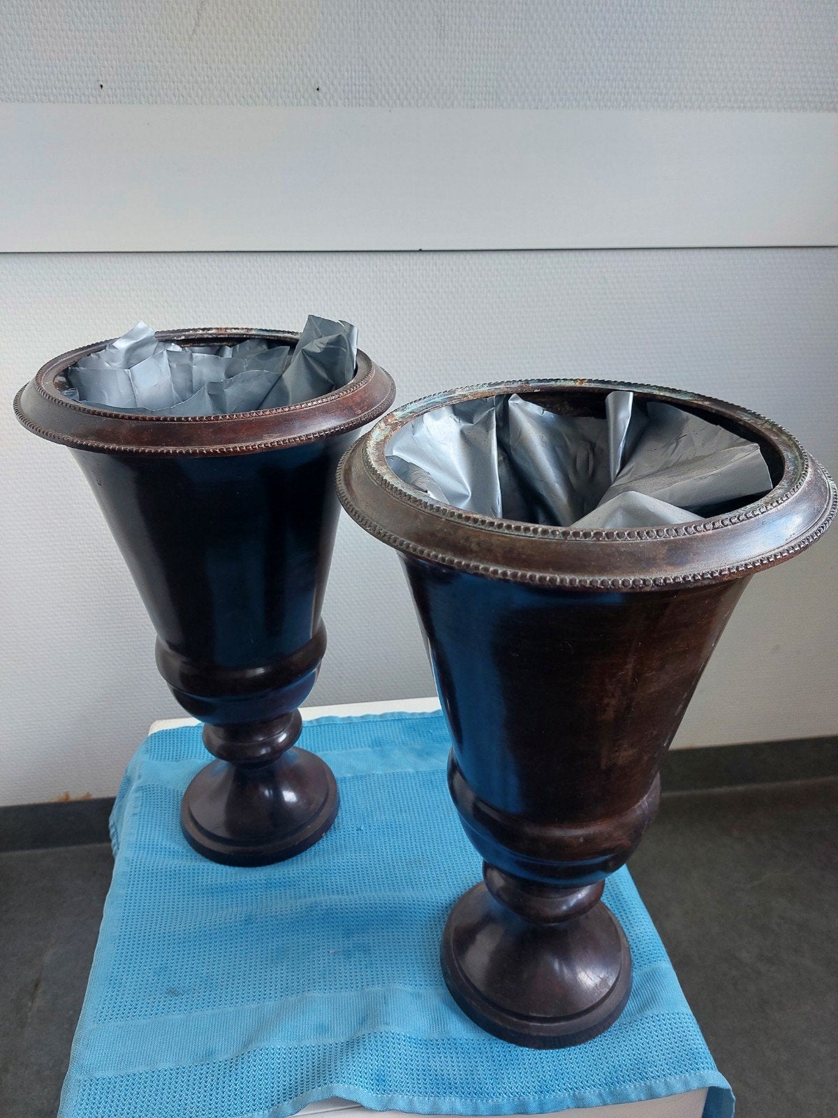 2 metalen- bruine- VAZEN, Tuin en Terras, Ophalen