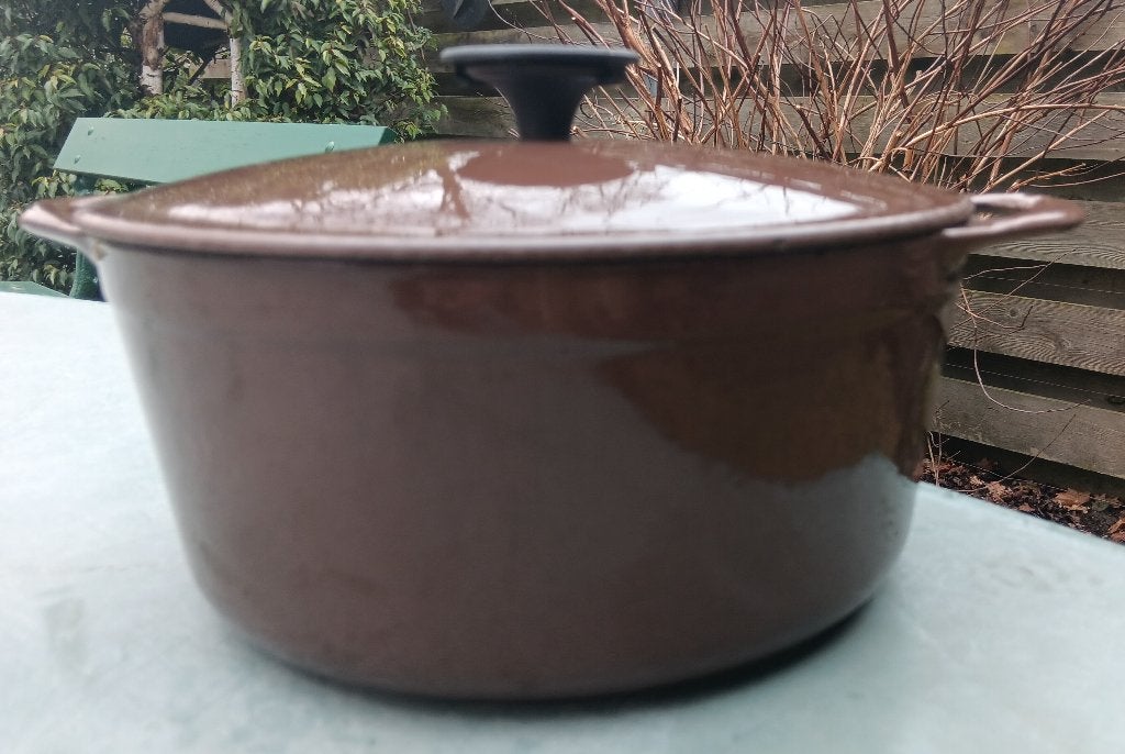 COUSANCES LE CREUSET AC chocolade bruin gietijzer Ø22 (G228), Gebruikt, Le Creuset, Ophalen of Verzenden, Met handvatten