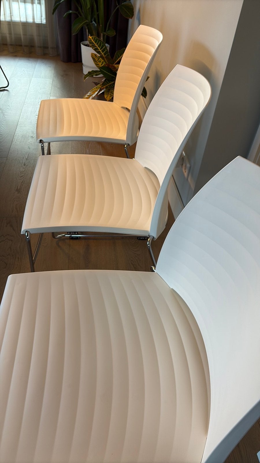 Set van 4 moderne witte designstoelen Stapelbaar, Als nieuw!, Ophalen, Kunststof, Wit, Zo goed als nieuw