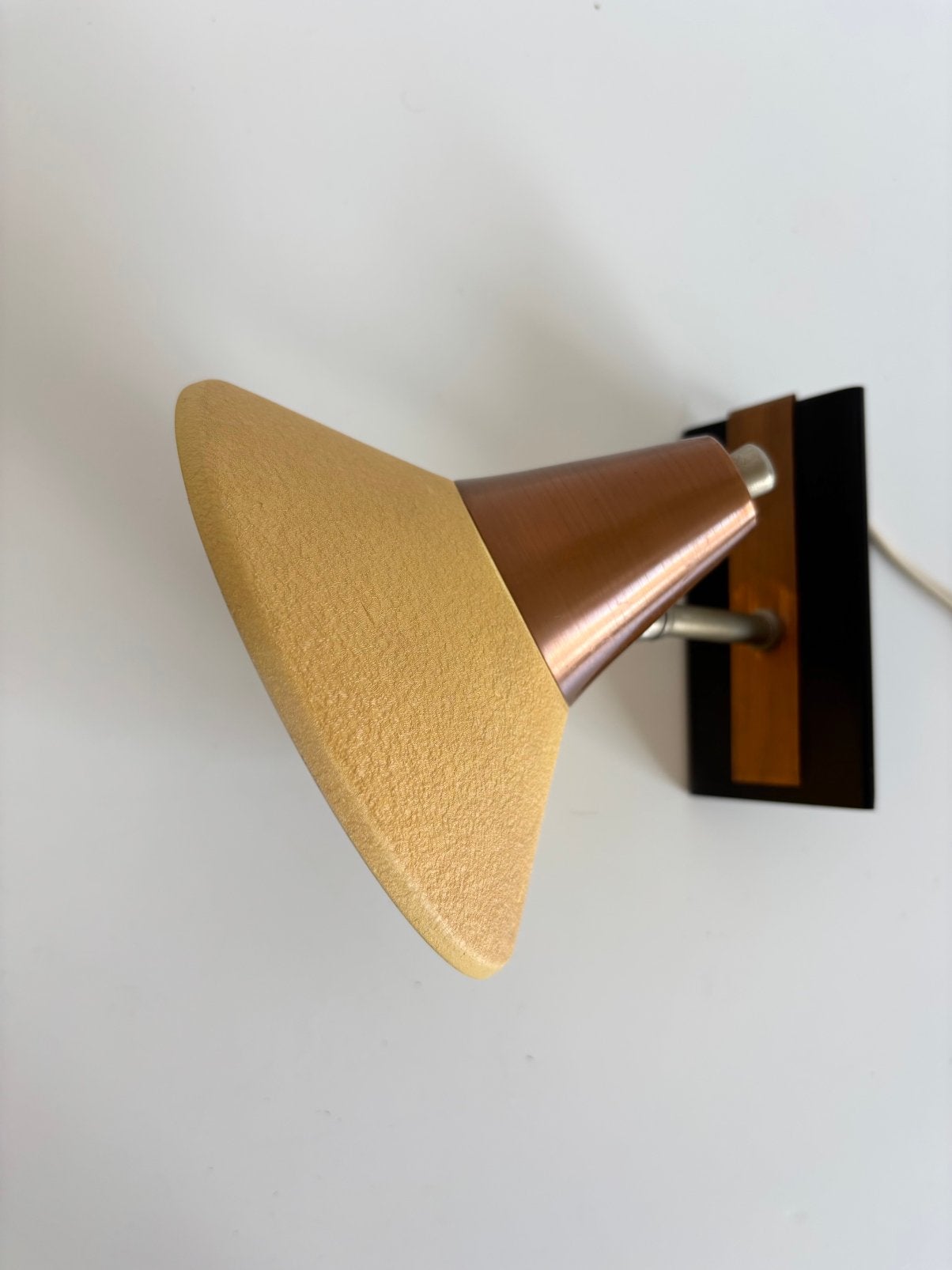 Superleuke Vintage wandlamp, okergele metalen kap, 60/70s, Ophalen of Verzenden, Huis en Inrichting