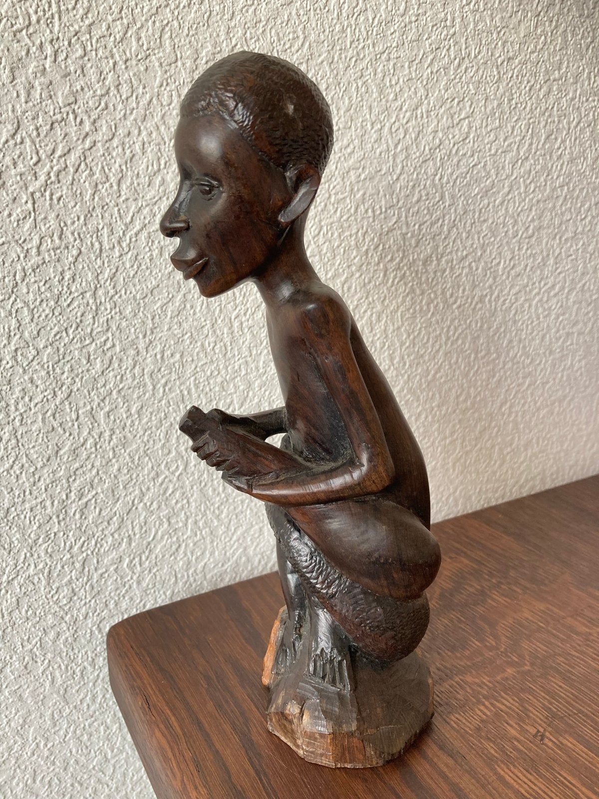 Houten beeld van hurkende man met kalebas, 24,5 cm, Hout, 24 cm, Bruin, Afrika