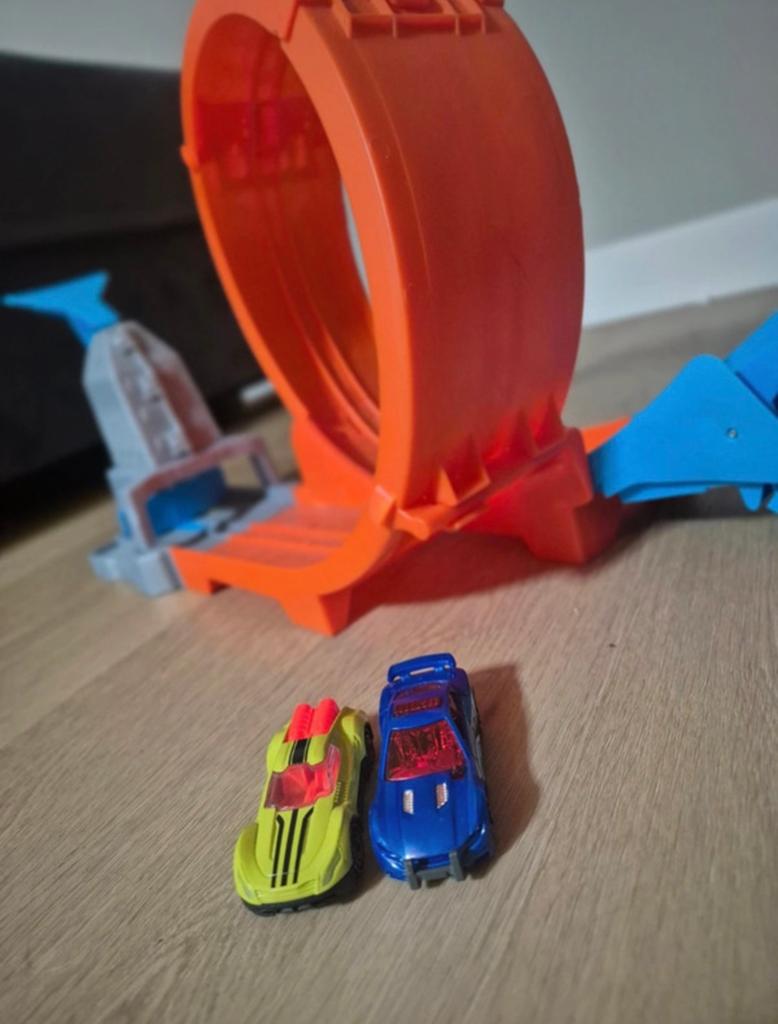 Hot Wheels Action Looping en 2 auto's, Kinderen en Baby's, Speelgoed | Speelgoedvoertuigen, Zo goed als nieuw, Ophalen of Verzenden