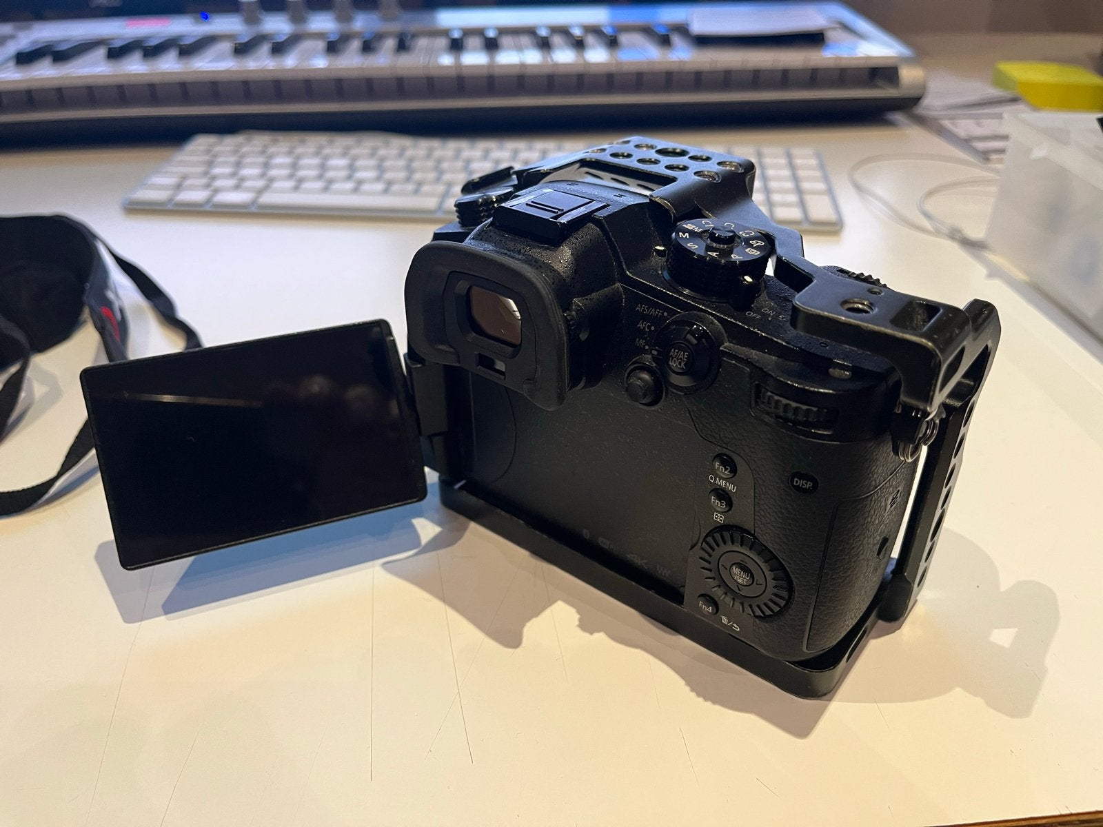 Panasonic Lumix GH5 - body met V-log, extra battery, cage, Panasonic, Kantelbaar/draaibaar scherm, Ophalen of Verzenden, Zo goed als nieuw