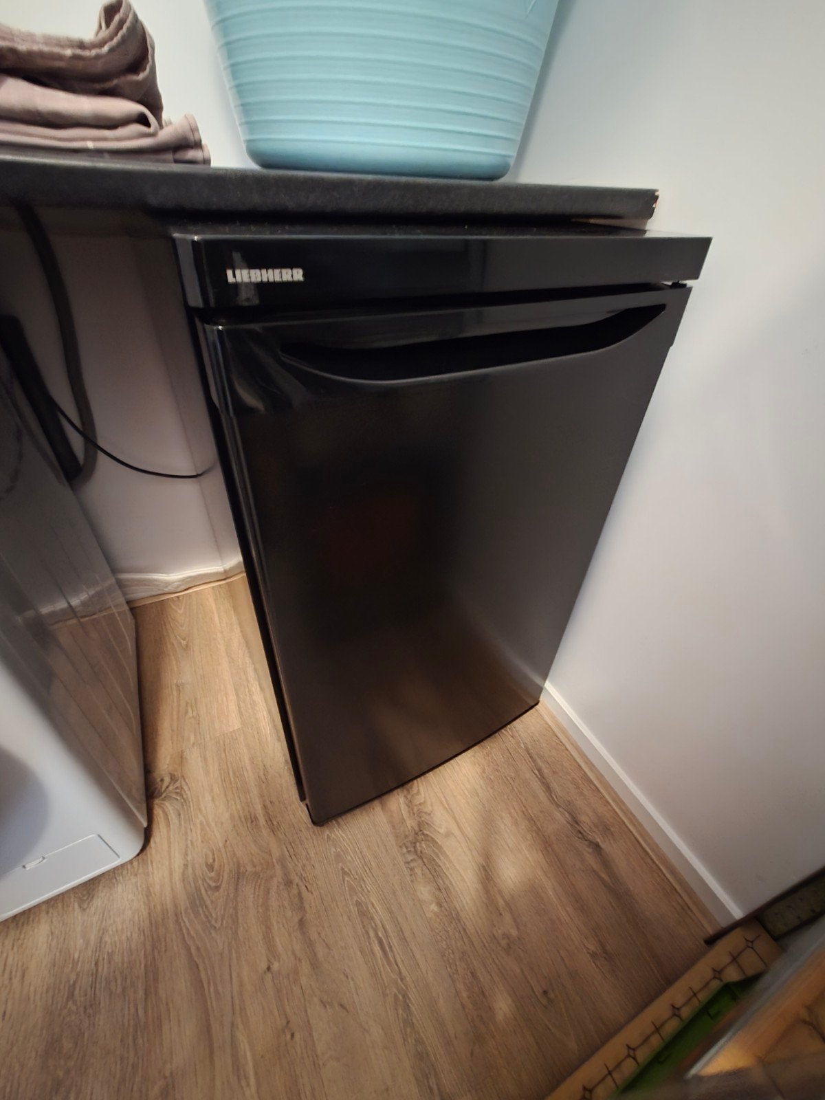 Liebherr mini koelkast - Zwart, zo goed als nieuw, Ophalen, Zonder vriesvak, Minder dan 45 cm, Minder dan 85 cm