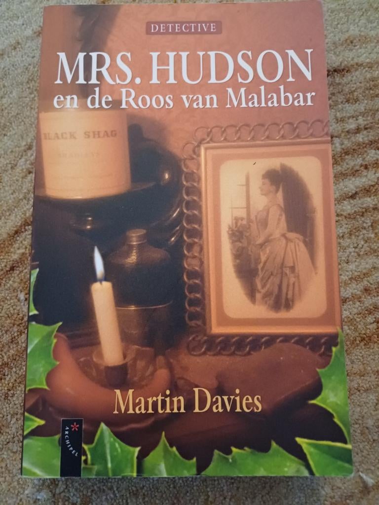 Mrs. Hudson en de Roos van Malabar - Martin Davies, Ophalen of Verzenden, Zo goed als nieuw, Martin davies