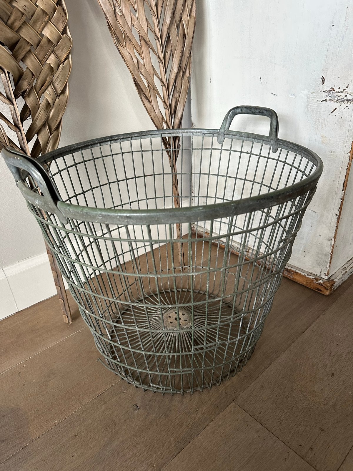 Oude zinken draad/aardappelmand, Ophalen