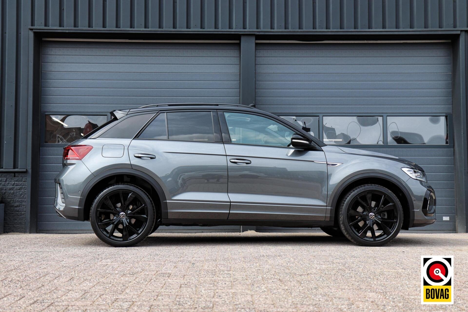 Volkswagen T-Roc 1.5 TSI 3x R-Line|IQ-LIGHT|PANO|CAMERA|MEMO, Auto's, 1258 kg, 4 cilinders, Leder en Stof, Bedrijf