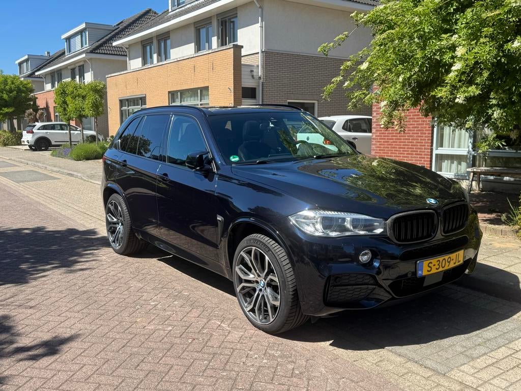 BMW X5 3.0 D M50d trekhaak Dealer onderhouden, Auto's, BMW, 15 km/l, 2165 kg, 2993 cc, Blauw