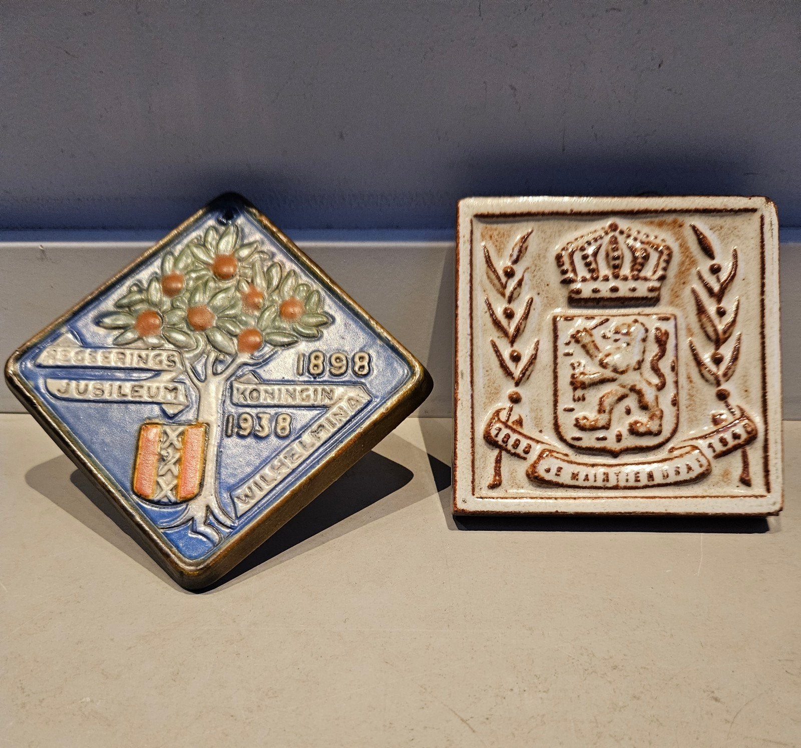2 Stuks Herdenkingstegels, Antiek en Kunst, Ophalen of Verzenden