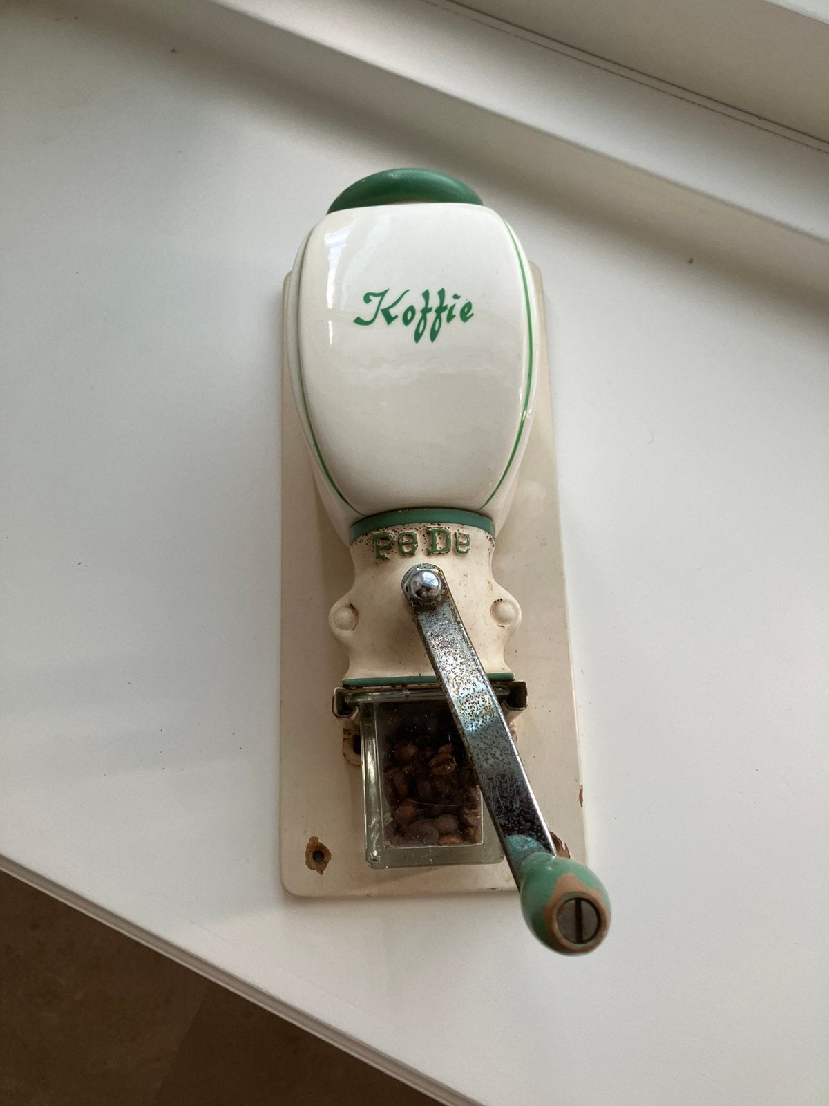 Antieke PeDe Koffiemolen - Wandmodel met Porselein, Ophalen