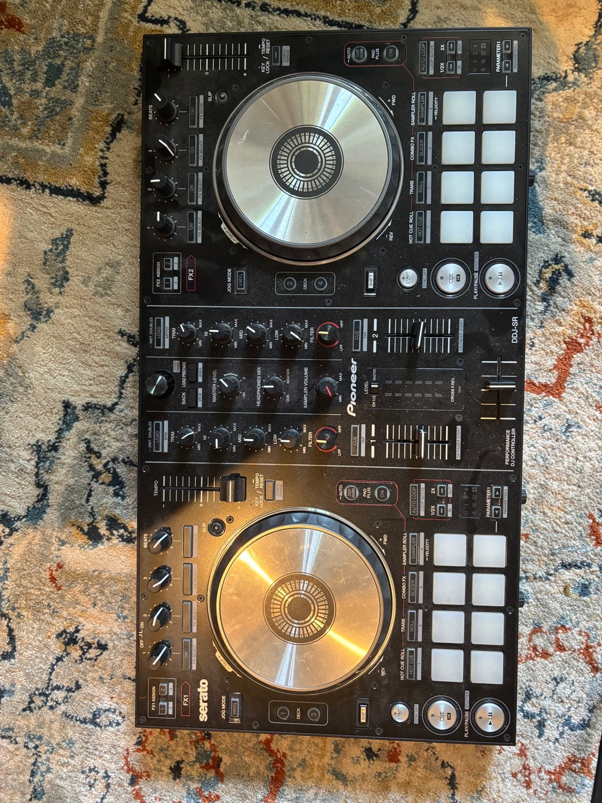 Foto 2 van Pioneer Serato DDJ-SR DJ-set met speakers en versterker