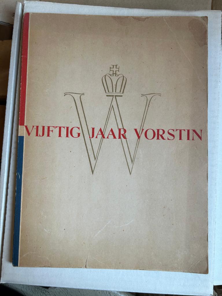 Vijftig Jaar Vorstin - Koningin Wilhelmina 1948, Ophalen of Verzenden, 20e eeuw of later, Gelezen