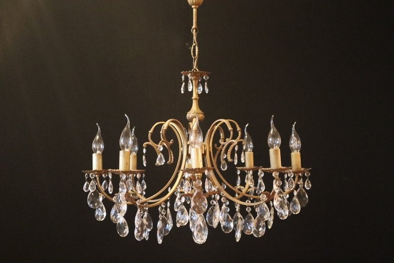 Een messing kroonluchter met 8 lichtpunten